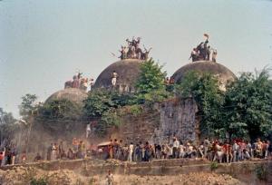 De vernieling van de Babri moskee in Ayodhya, 6 december 1992 - foto The Hindu Archives